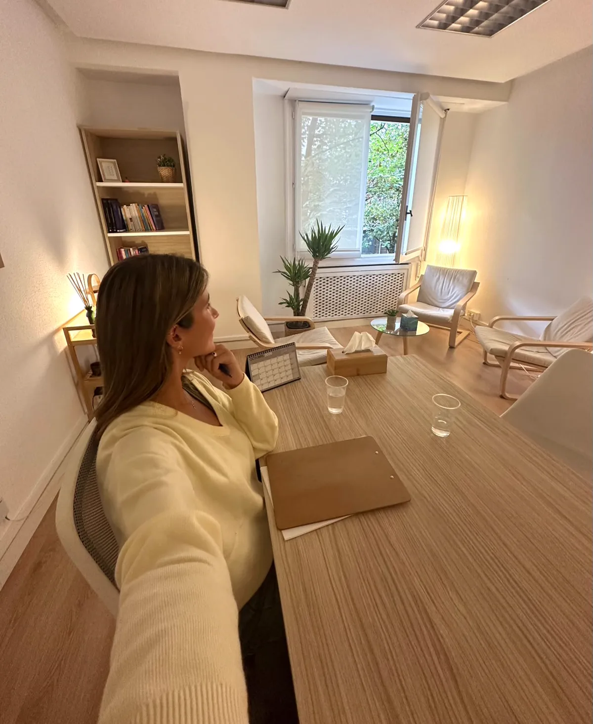Leire Nogués sentada en su consulta de psicología en Donostia, un espacio luminoso con sillones y plantas