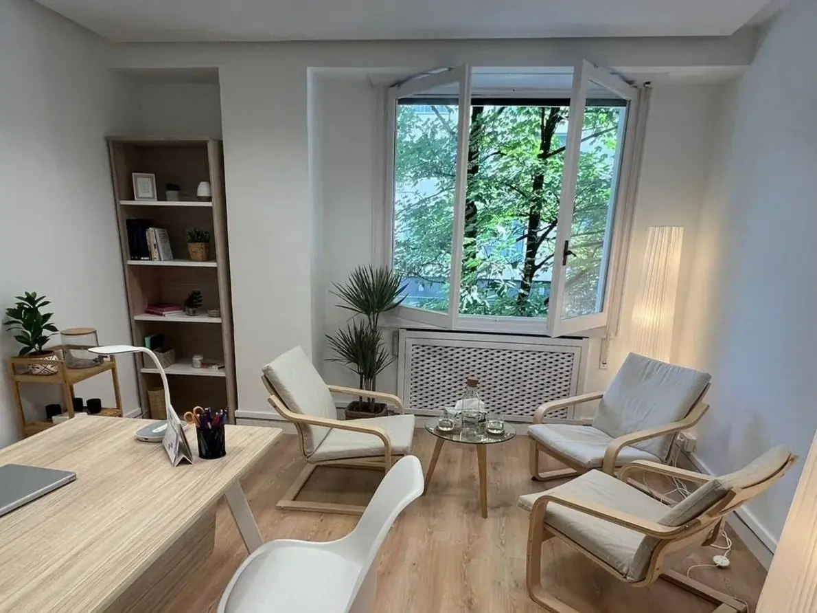Consulta de psicología de Leire Nogués en Donostia, luminosa y con plantas