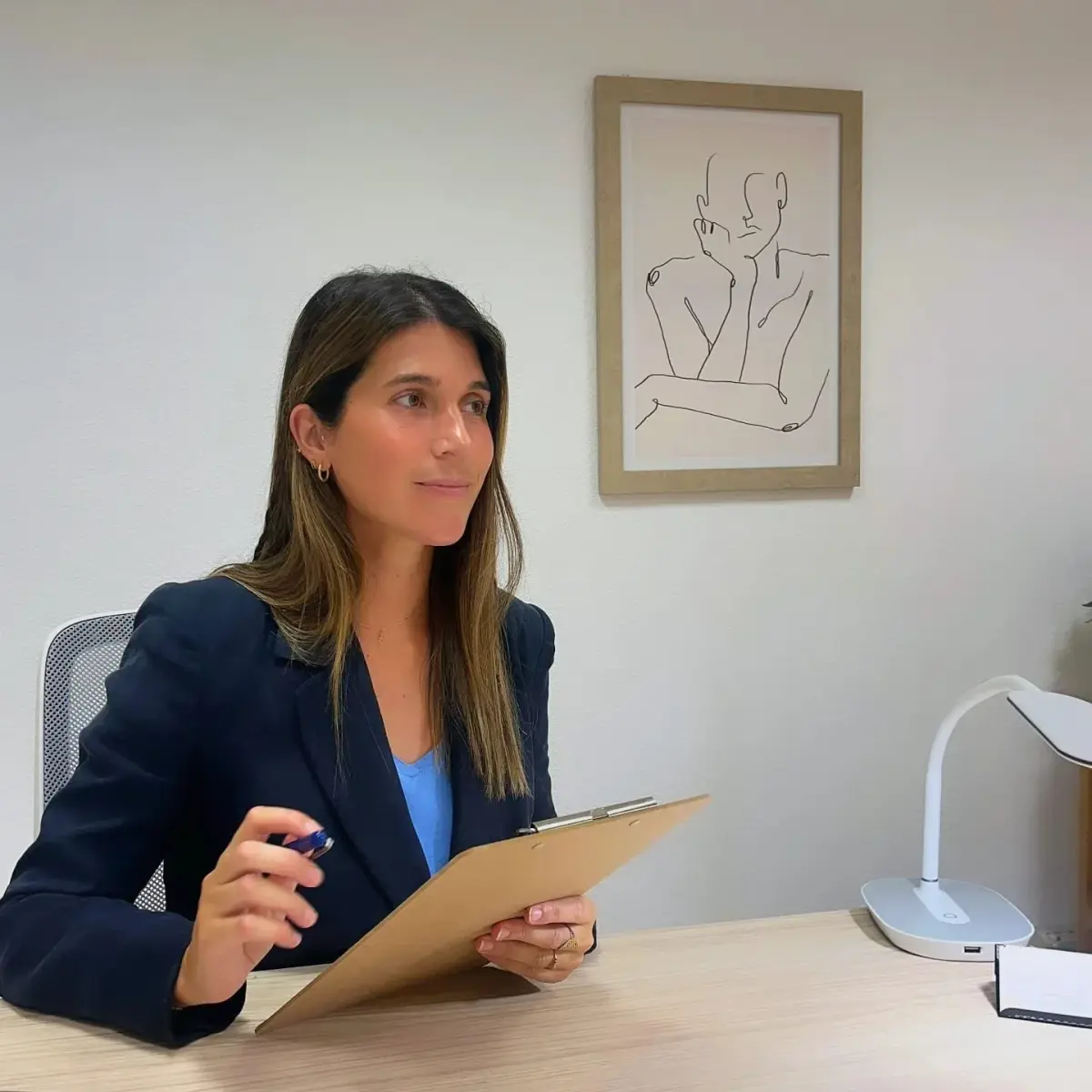 Leire Nogués tomando notas en su consulta de psicología en Donostia