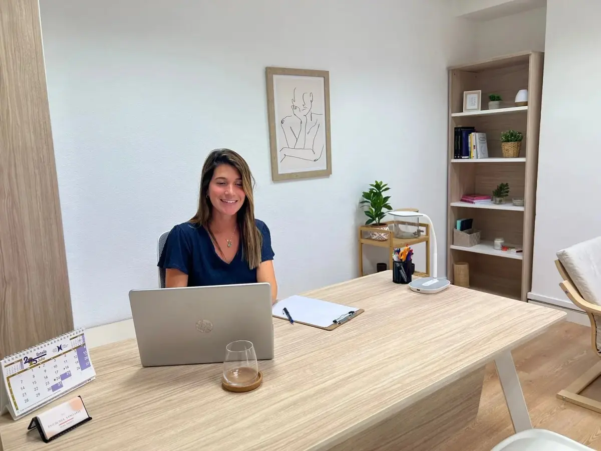 Leire Nogués en su despacho, preparada para una sesión online
